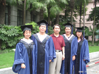 导师熊月之与他的学生黄婷、彭晓亮、褚晓琦、宋京在社科院大楼前合影